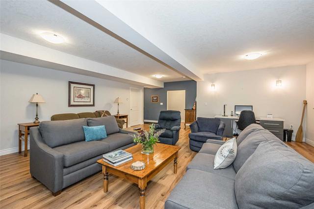18 Howard Cres, House detached with 2 bedrooms, 3 bathrooms and 6 parking in Centre Wellington ON | Image 8