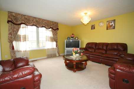 8 Thimbleberry St, House detached with 3 bedrooms, 3 bathrooms and 2 parking in Brampton ON | Image 2