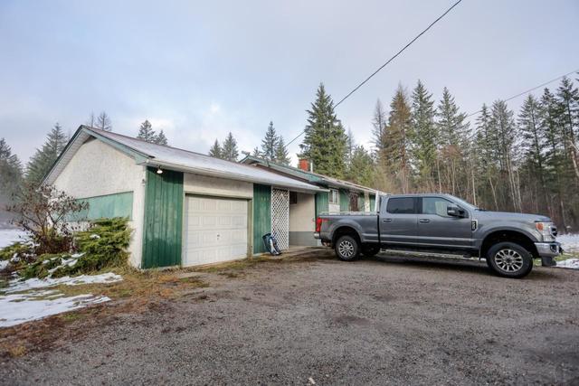2363 Highway 3a, House detached with 7 bedrooms, 1 bathrooms and 2 parking in Central Kootenay I BC | Image 46