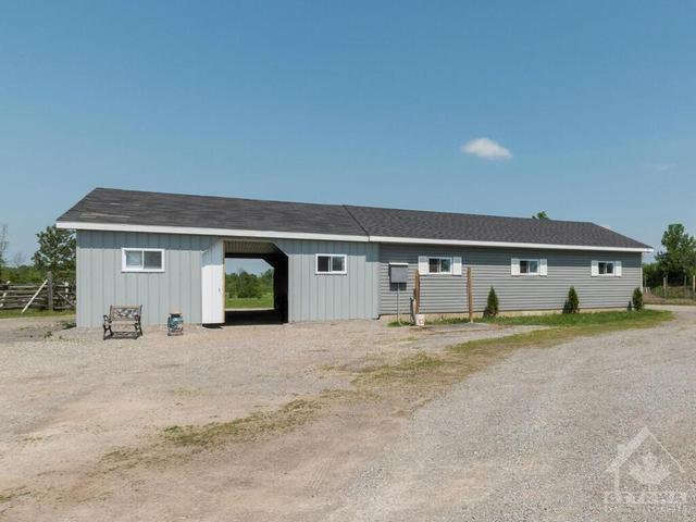 4 stall barn with additional area for hay & supplies | Image 20
