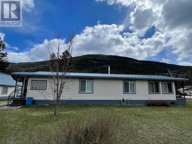 5834 3rd Street, House other with 2 bedrooms, 1 bathrooms and 1 parking in Kootenay Boundary E BC | Image 2