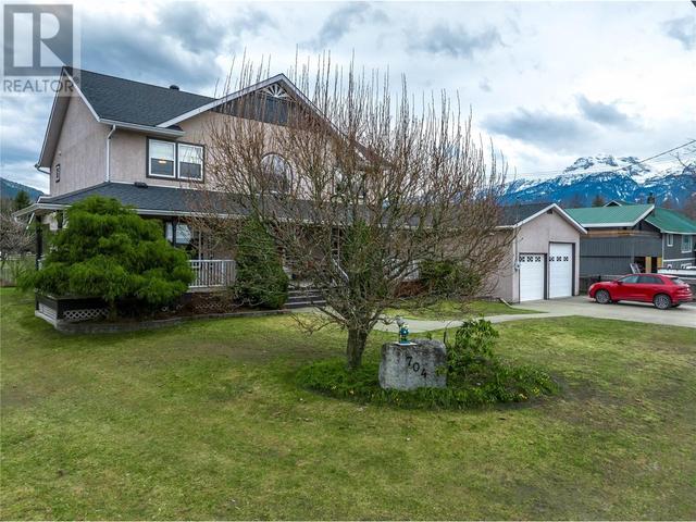 704 Moss Street, House detached with 5 bedrooms, 3 bathrooms and 6 parking in Revelstoke BC | Image 1