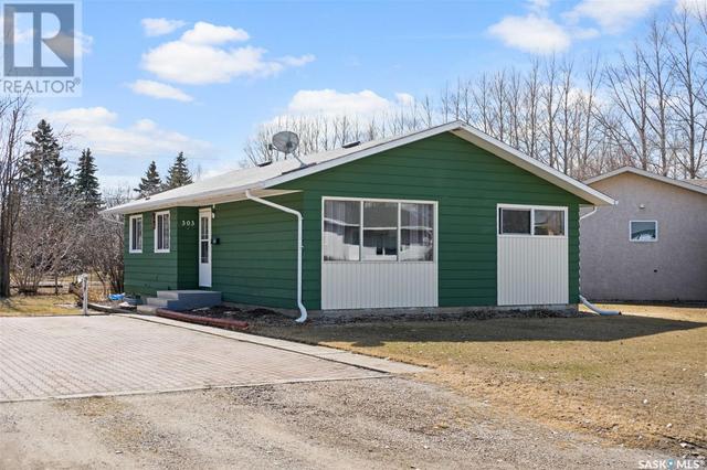 303 8th Avenue E, House detached with 4 bedrooms, 2 bathrooms and null parking in Watrous SK | Image 2