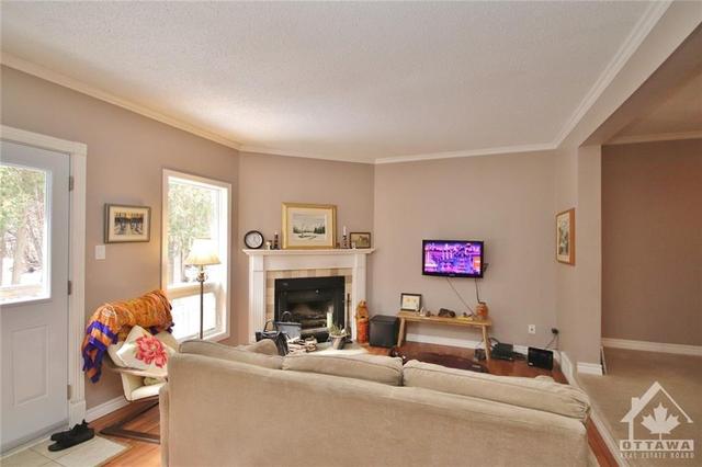 44 Lightfoot Place, Townhouse with 3 bedrooms, 3 bathrooms and 2 parking in Ottawa ON | Image 3