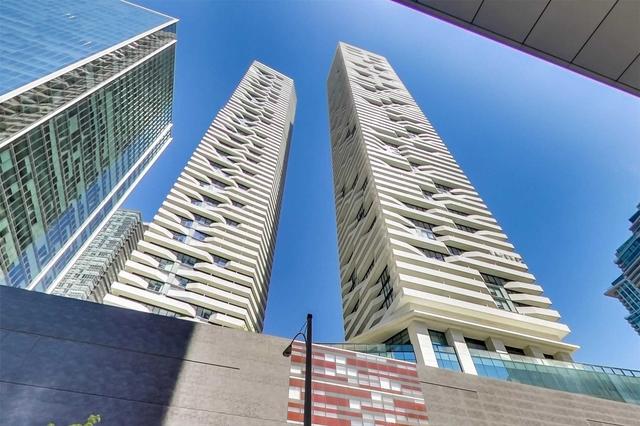1810 - 100 Harbour St, Condo with 3 bedrooms, 2 bathrooms and 1 parking in Toronto ON | Image 12