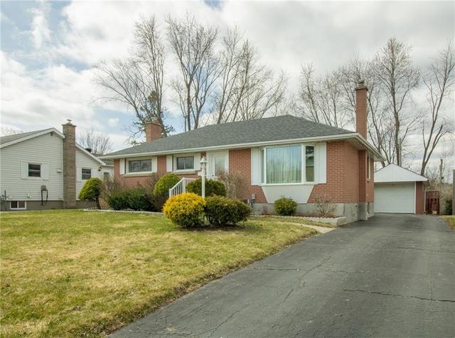 32 Sevenoaks Avenue, House detached with 3 bedrooms, 2 bathrooms and 4 parking in Brockville ON | Image 1