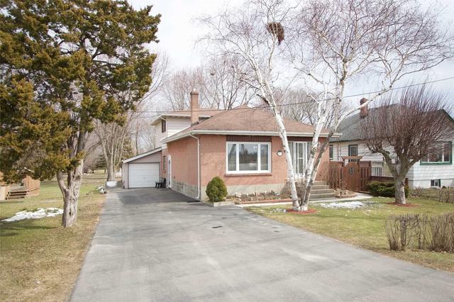 27 Lake Ridge Rd S, House detached with 4 bedrooms, 2 bathrooms and 7 parking in Whitby ON | Image 1