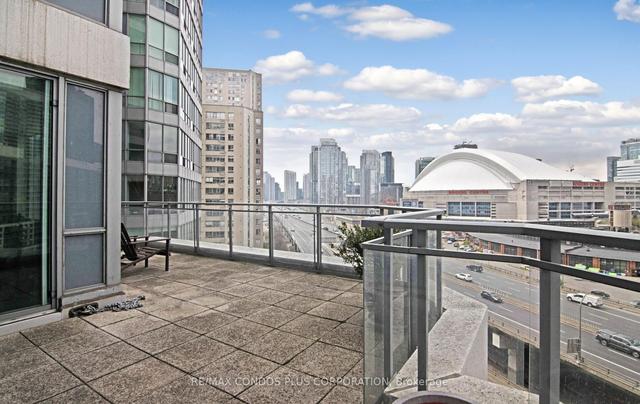1215 - 230 Queens Quay W, Condo with 3 bedrooms, 3 bathrooms and 1 parking in Toronto ON | Image 4