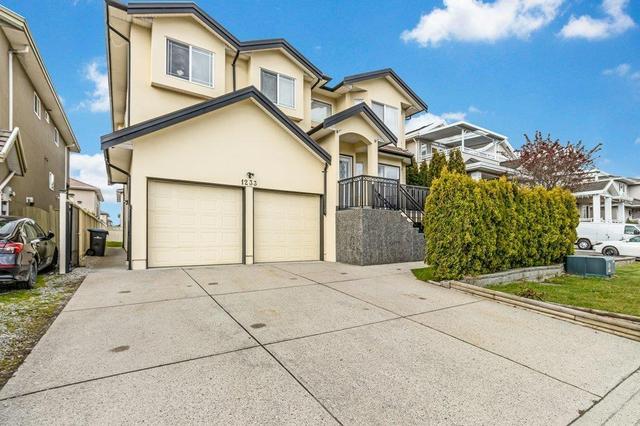 1233 Salter Street, House detached with 7 bedrooms, 4 bathrooms and null parking in New Westminster BC | Image 2