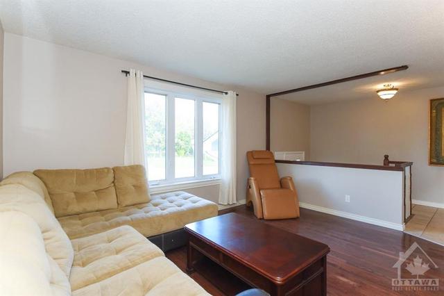 b - 2556 Old Carriage Court, Home with 3 bedrooms, 1 bathrooms and 3 parking in Ottawa ON | Image 7