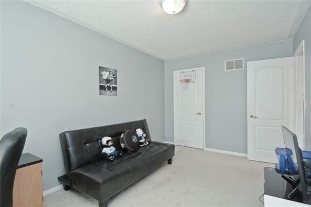 49 Tempo Way, House attached with 3 bedrooms, 3 bathrooms and 1 parking in Whitby ON | Image 18