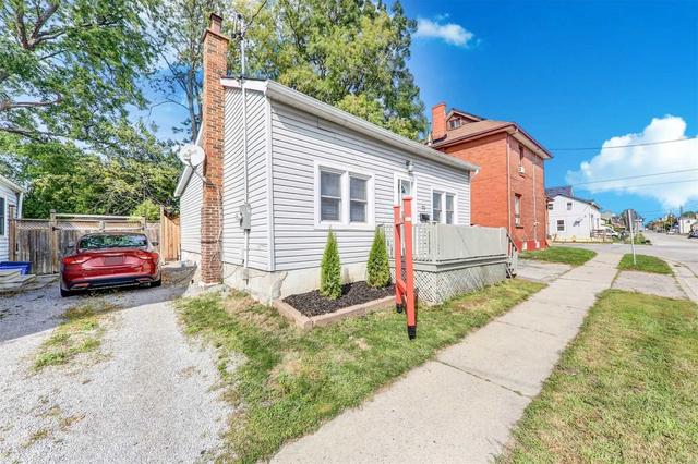 main - 70 Colborne St W, House detached with 2 bedrooms, 2 bathrooms and 2 parking in Oshawa ON | Image 10