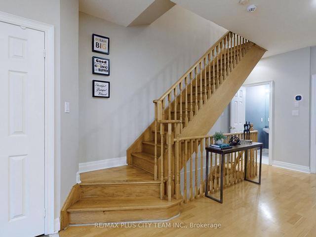 9 Algarve Cres, House semidetached with 3 bedrooms, 3 bathrooms and 2 parking in Toronto ON | Image 2
