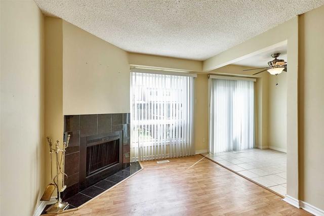 39 Caronia Sq, House semidetached with 3 bedrooms, 3 bathrooms and 3 parking in Toronto ON | Image 19