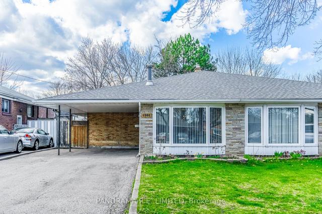 1201 Westerdam Rd, House semidetached with 3 bedrooms, 2 bathrooms and 3 parking in Mississauga ON | Image 1