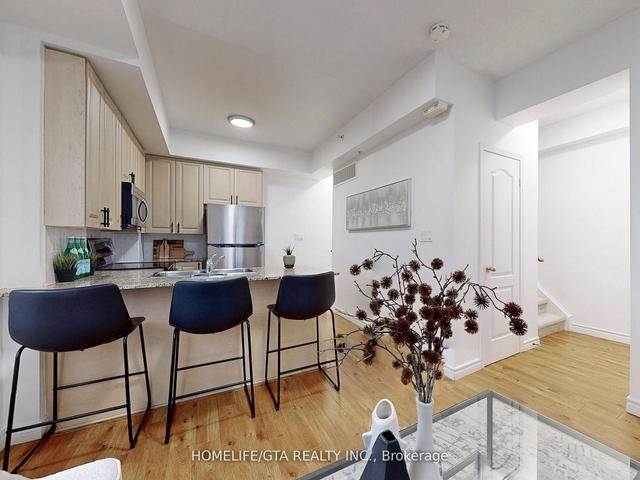 th32 - 68 Carr St, Townhouse with 2 bedrooms, 2 bathrooms and 1 parking in Toronto ON | Image 2