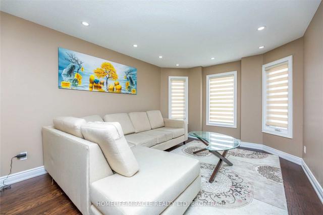 7 Hyatt Dr, House detached with 4 bedrooms, 4 bathrooms and 6 parking in Brampton ON | Image 3