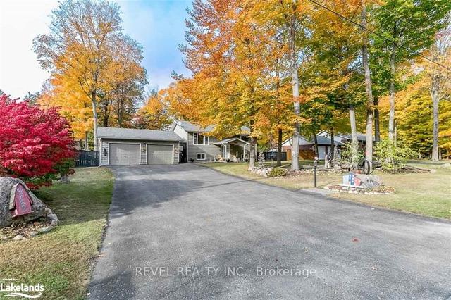 676 Concession 15 Rd W, House detached with 2 bedrooms, 2 bathrooms and 8 parking in Penetanguishene ON | Image 1