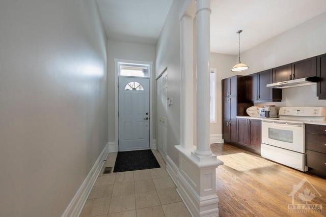 121 York Street, Home with 2 bedrooms, 3 bathrooms and 3 parking in Ottawa ON | Image 4