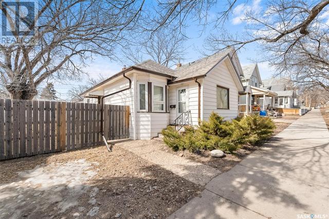 872 5th Avenue Nw, House detached with 2 bedrooms, 1 bathrooms and null parking in Moose Jaw SK | Image 3