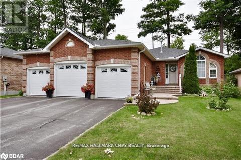 25 Glen Oak Crt, House detached with 2 bedrooms, 3 bathrooms and 9 parking in Barrie ON | Card Image