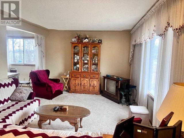415 Cuyler St, House detached with 4 bedrooms, 2 bathrooms and null parking in Thunder Bay ON | Image 3