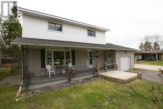 33 Huntington Pk, House detached with 4 bedrooms, 2 bathrooms and null parking in Sault Ste. Marie ON | Image 2