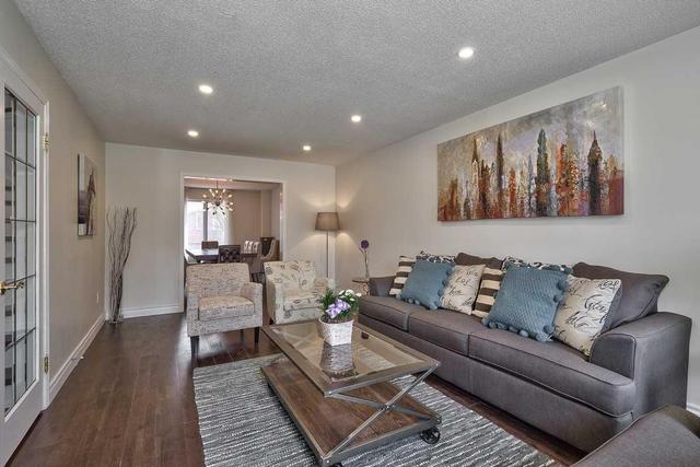 1821 Pilgrims Way, House detached with 4 bedrooms, 5 bathrooms and 2 parking in Oakville ON | Image 3