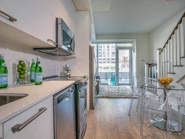 Th 12 - 30 Roehampton Ave, Condo with 1 bedrooms, 2 bathrooms and 1 parking in Toronto ON | Image 6