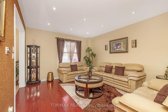 22 Chalkfarm Cres, House detached with 4 bedrooms, 3 bathrooms and 6 parking in Brampton ON | Image 2