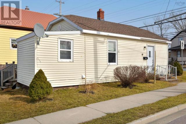 105 Welton Street Sydney, House detached with 2 bedrooms, 1 bathrooms and null parking in Cape Breton NS | Image 2