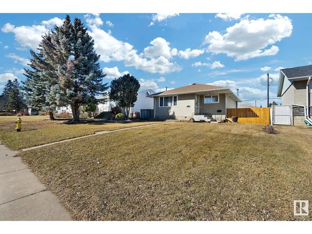 6324 132 Av Nw, House detached with 3 bedrooms, 1 bathrooms and null parking in Edmonton AB | Image 2
