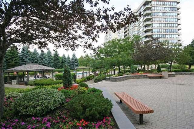 405 - 12 Laurelcrest St, Condo with 2 bedrooms, 1 bathrooms and 1 parking in Brampton ON | Image 2