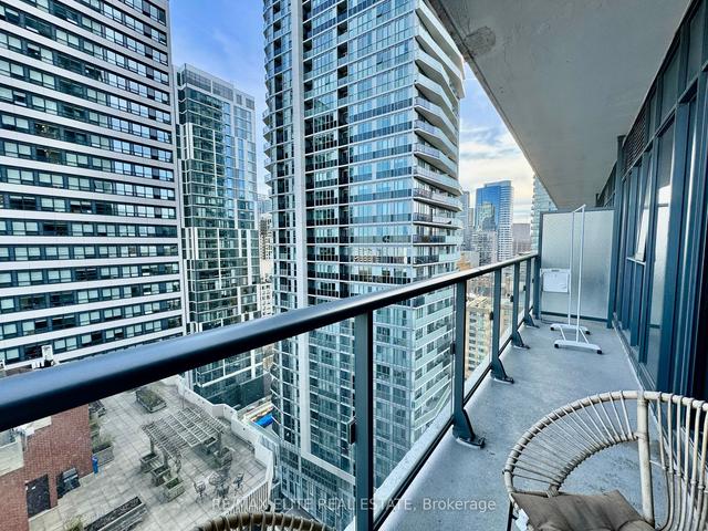 1804 - 159 Dundas St E, Condo with 1 bedrooms, 1 bathrooms and 0 parking in Toronto ON | Image 2