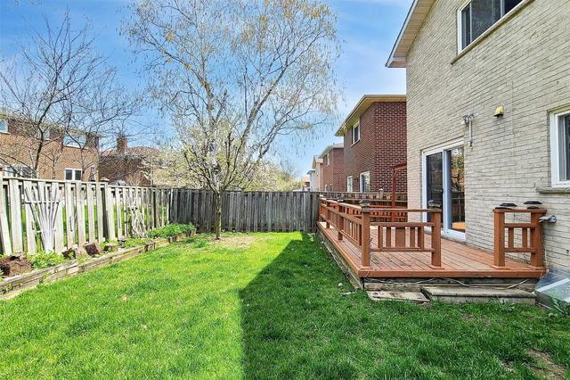 32 Graham Cres, House attached with 3 bedrooms, 3 bathrooms and 4 parking in Markham ON | Image 32