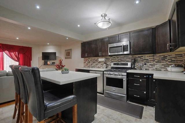 8 Langdale Cres, House attached with 3 bedrooms, 4 bathrooms and 4 parking in Brampton ON | Image 7