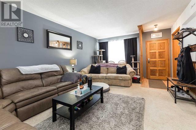 518 12 Street S, House semidetached with 4 bedrooms, 2 bathrooms and 4 parking in Lethbridge AB | Image 4