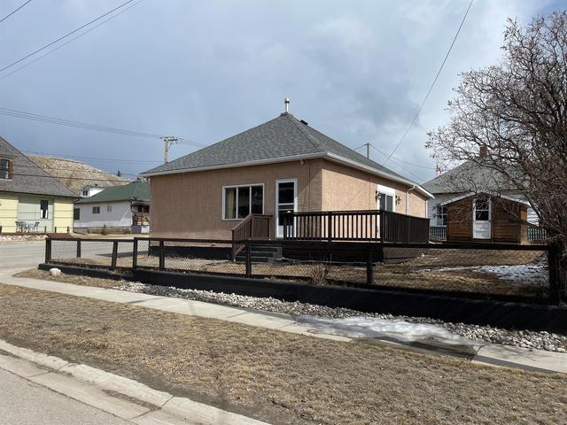 7606 18 Avenue, House detached with 3 bedrooms, 1 bathrooms and 1 parking in Crowsnest Pass AB | Image 1