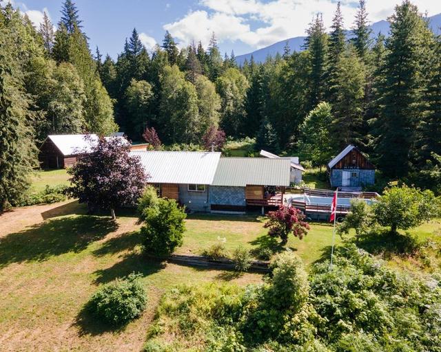 589 Sagacious Road, House detached with 2 bedrooms, 1 bathrooms and null parking in Columbia Shuswap B BC | Image 25