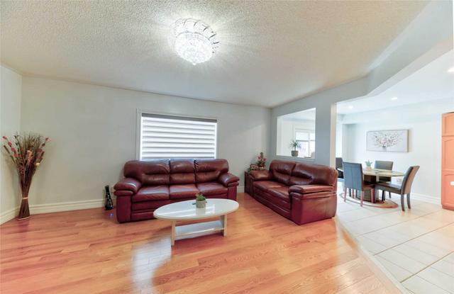 15 Chiara Dr, House detached with 3 bedrooms, 4 bathrooms and 6 parking in Vaughan ON | Image 2