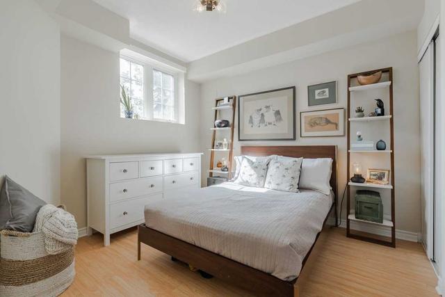96 Connolly St, Townhouse with 2 bedrooms, 1 bathrooms and 1 parking in Toronto ON | Image 4