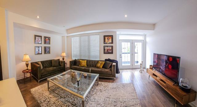 10598 Bathurst St N, House attached with 3 bedrooms, 3 bathrooms and 2 parking in Vaughan ON | Image 2