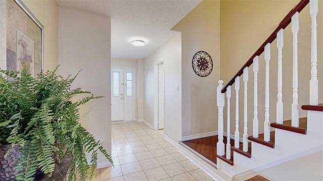 1690 Radcliffe Dr, House detached with 3 bedrooms, 3 bathrooms and 2 parking in Oshawa ON | Image 6
