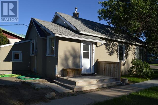 106 2 Avenue E, House detached with 3 bedrooms, 1 bathrooms and 1 parking in Newell County AB | Image 2