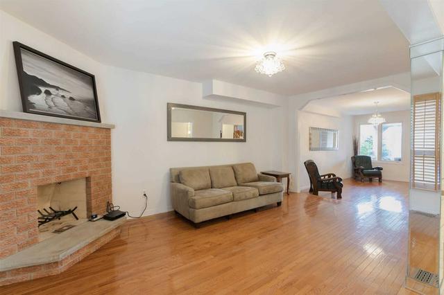 2894 Rainwater Dr, House detached with 4 bedrooms, 3 bathrooms and 6 parking in Mississauga ON | Image 2