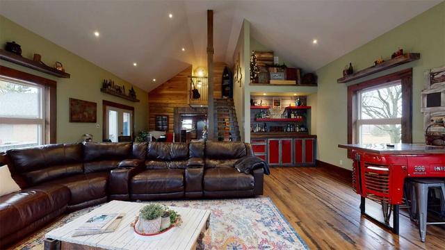 8599 Concession Rd 6, Home with 3 bedrooms, 3 bathrooms and 11 parking in Mapleton ON | Image 9