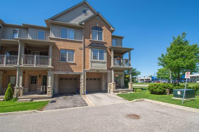 630 Mcconachie Common Dr, House attached with 3 bedrooms, 2 bathrooms and 1 parking in Burlington ON | Image 2
