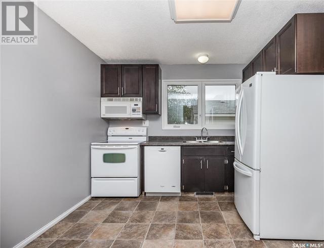 867 East Centre, House semidetached with 3 bedrooms, 2 bathrooms and null parking in Saskatoon SK | Image 14