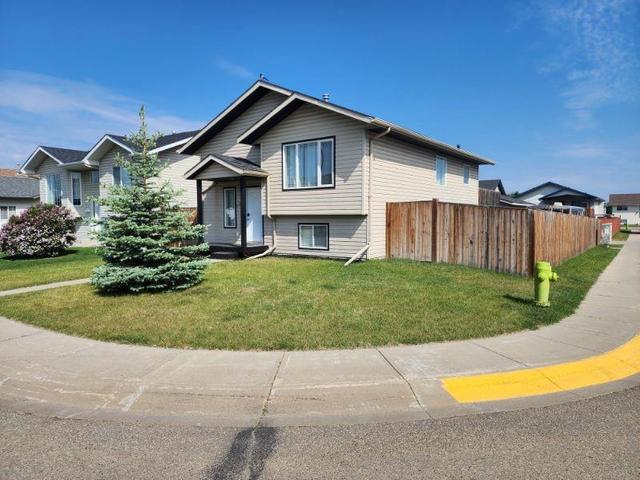 135 Kirkland Close Close, House detached with 3 bedrooms, 2 bathrooms and 5 parking in Red Deer AB | Image 2