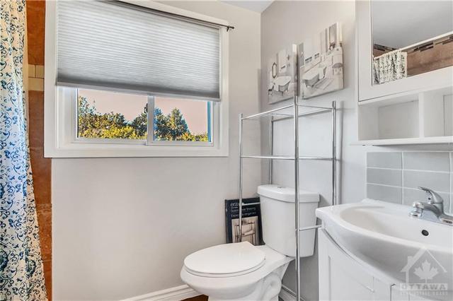 1478g - 110 Heatherington Road, Townhouse with 3 bedrooms, 2 bathrooms and 1 parking in Ottawa ON | Image 12